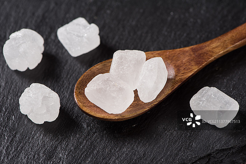 桌上的白色冰糖图片素材