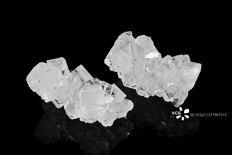 黑色背景上的大块老冰糖图片素材