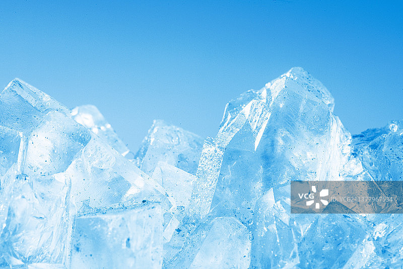 晶莹剔透的水晶冰山图片素材