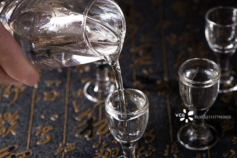 白酒倒酒喝酒图片素材