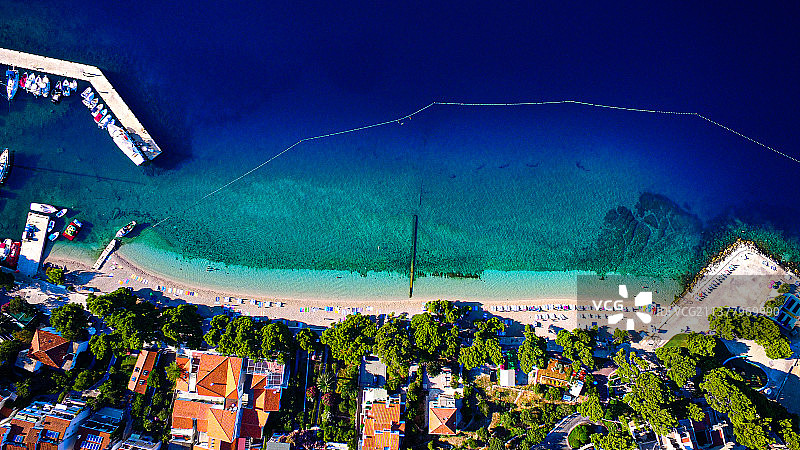 克罗地亚布雷拉海湾鸟瞰图：停泊在海滩的船只，奥巴拉·克内扎·多马戈亚图片素材