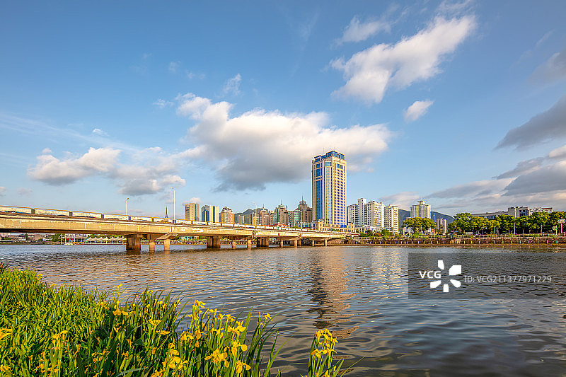 春天蓝天白云下永宁江畔黄岩大桥的绿色生态图片素材