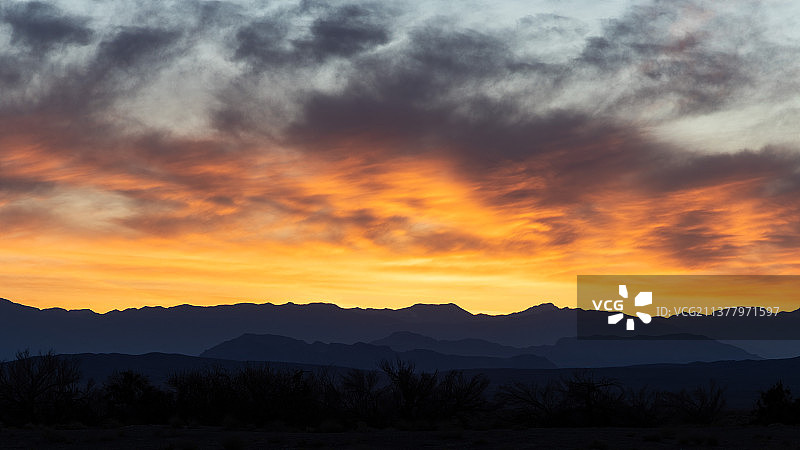 美国山脉剪影的橙色天空日出景观图片素材
