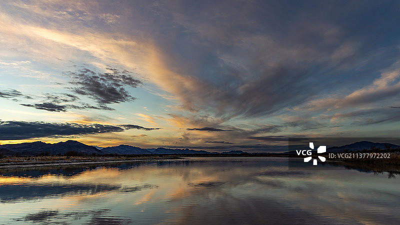 周二的倒影，内华达州奈伊县日落时分的湖泊图片素材