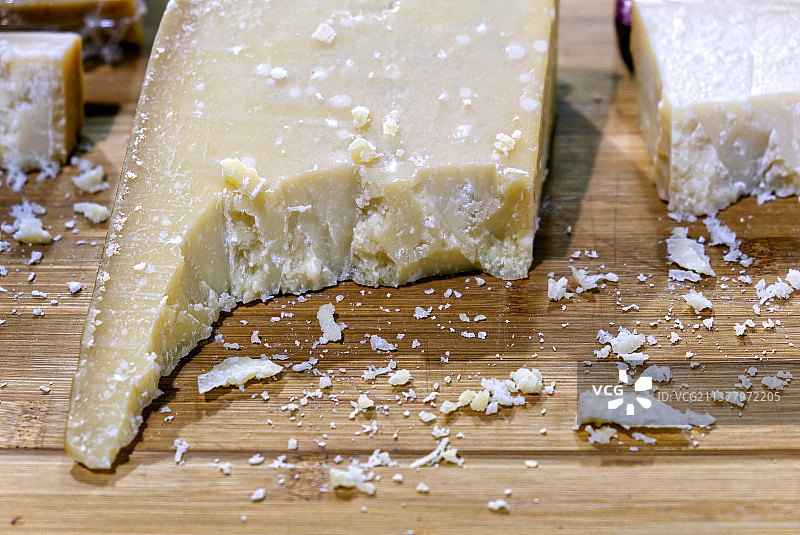 木制砧板上的帕尔马干酪图片素材