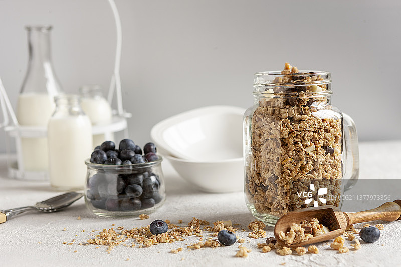 自制即食早餐格兰诺拉麦片配新鲜成熟蓝莓图片素材