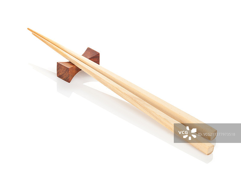 白色背景上的寿司筷子特写图片素材
