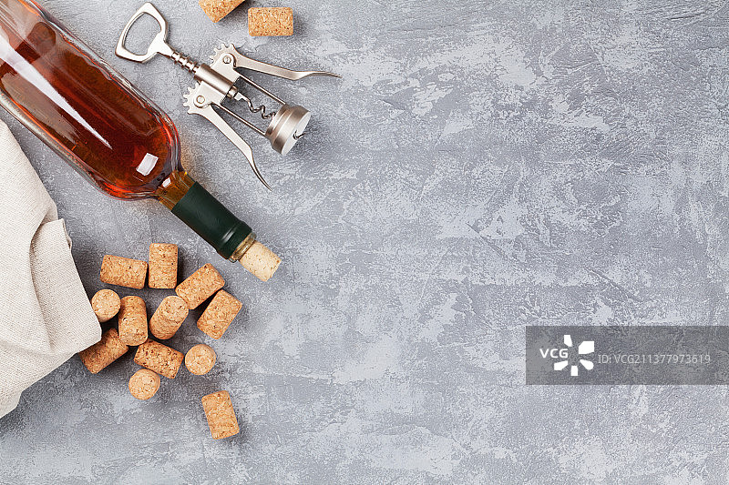 俯视视角：葡萄酒瓶、软木塞与开瓶器图片素材