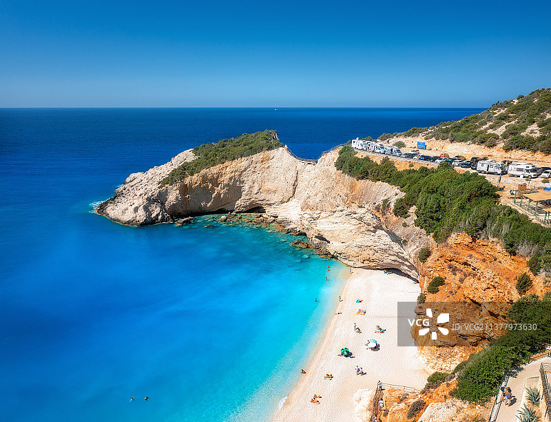湛蓝的天空衬托着美丽的海景图片素材