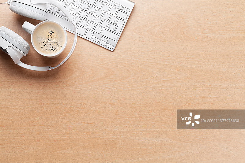 桌子上放着键盘的咖啡杯的高角度视图图片素材