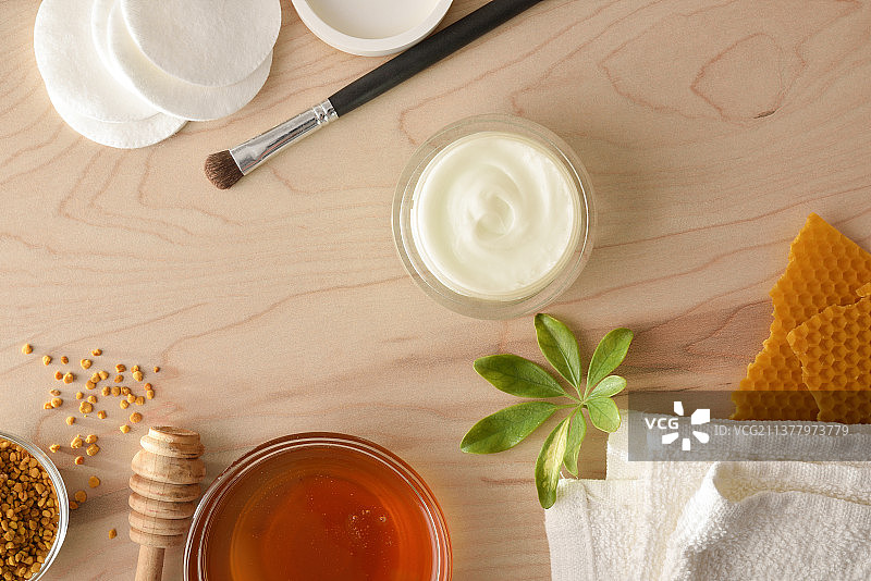 蜂蜜提取化妆品及工具俯视图图片素材
