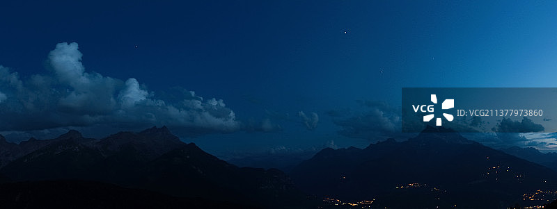 夜间山脉全景图片素材