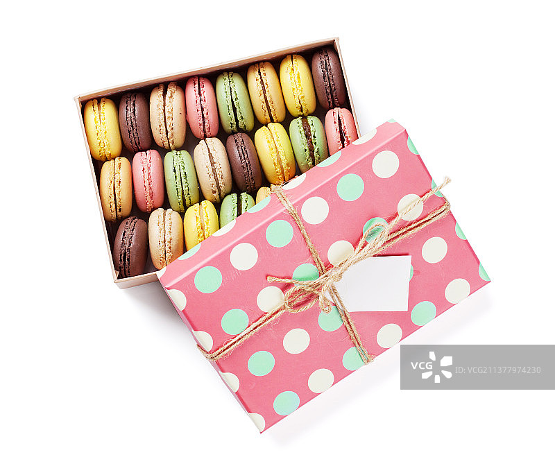 粉色礼盒中的彩色马卡龙图片素材