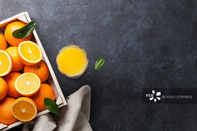 新鲜橙子和橙汁饮品（俯视拍摄）图片素材