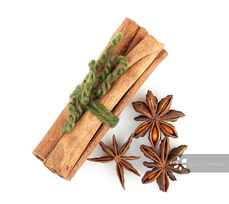 肉桂棒和八角，白色背景上的香料特写图片素材