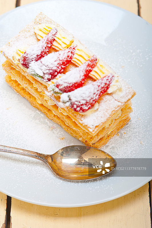 拿破仑草莓蛋糕甜点，桌上盘中甜点的特写图片素材