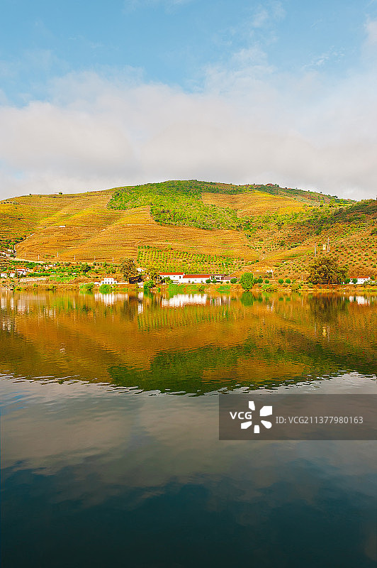 杜罗河，山间湖泊的壮丽景色图片素材