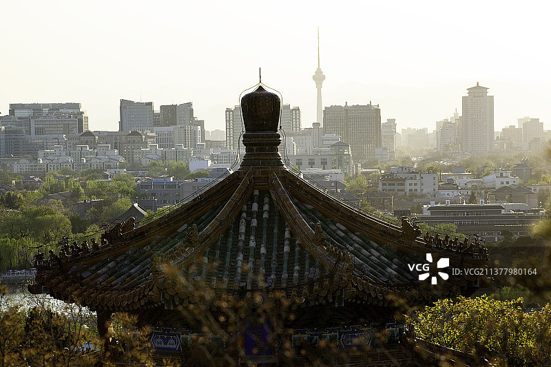 景山公园辑芳亭和中央电视塔城市天际线图片素材