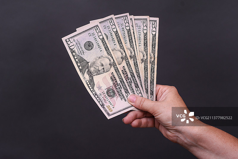 灰色背景上的现金钞票图片素材