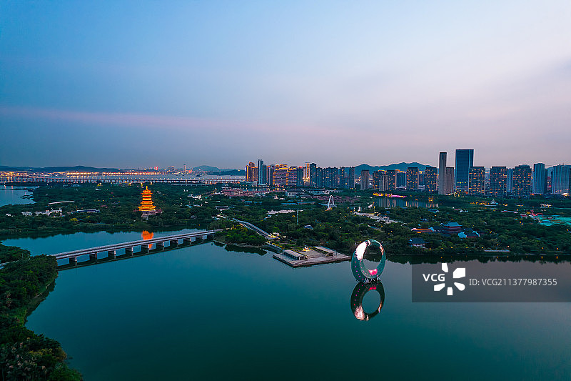 厦门傍晚城市建筑杏林湾区域图片素材