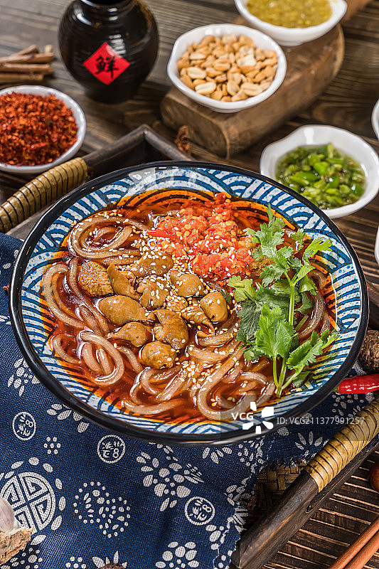 一碗肥肠酸辣粉图片素材