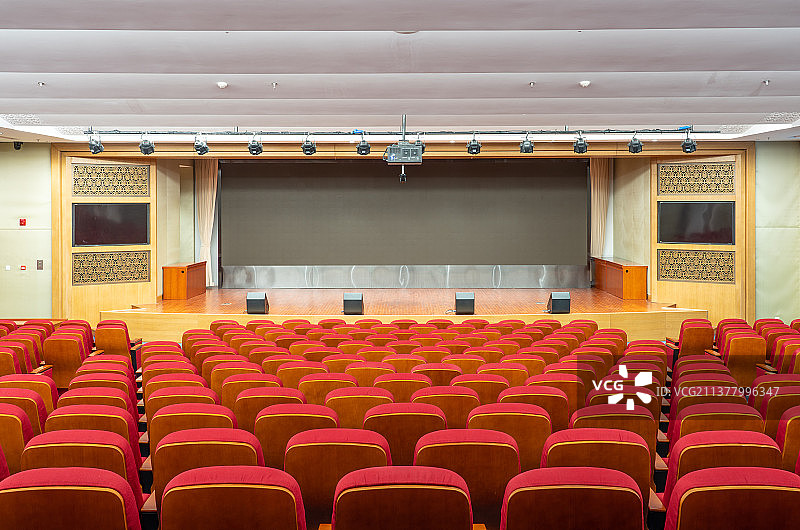 崭新的报告厅和红色座椅图片素材