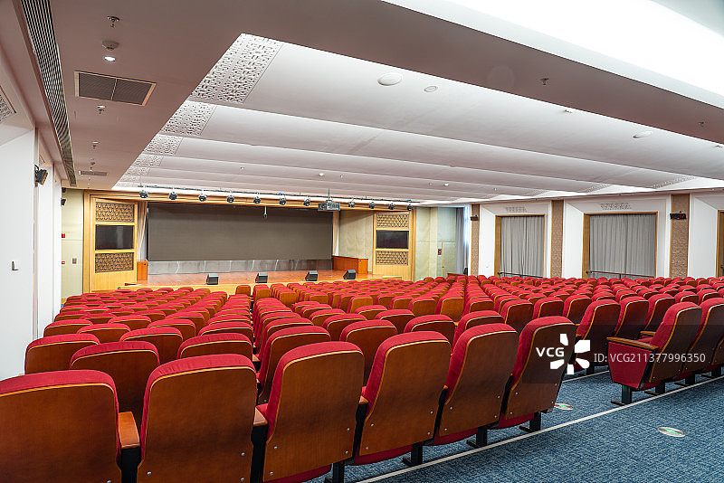 崭新的报告厅和红色座椅图片素材