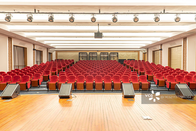 崭新的报告厅和红色座椅图片素材