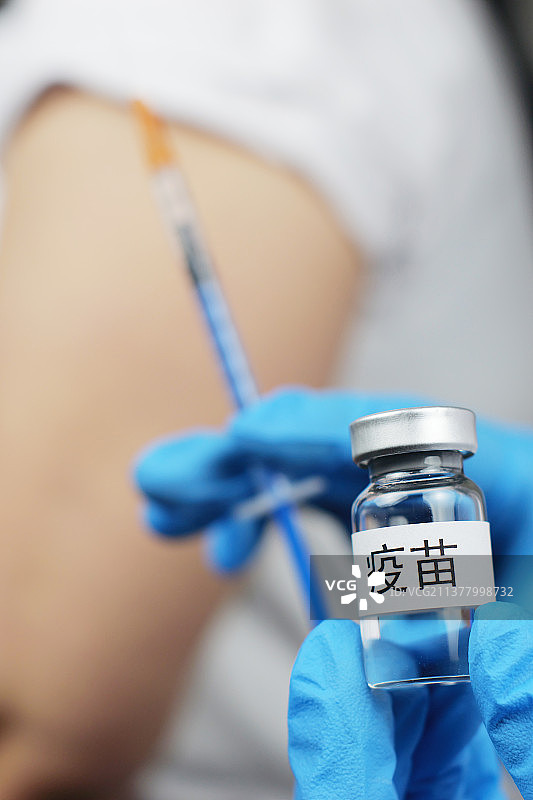 亚洲中国人女性女医生打疫苗打针预防疾病图片素材