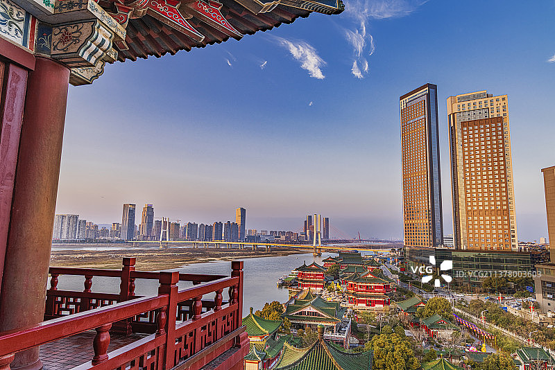 阁楼下八一大桥远景全景图图片素材