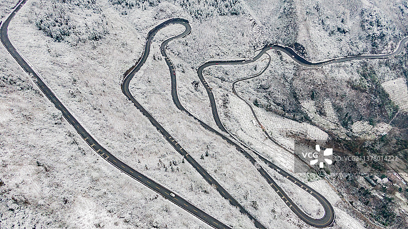 航拍都江堰初雪的蒲虹路图片素材