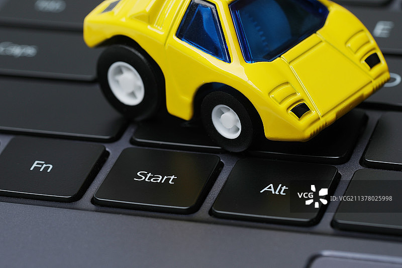 键盘上的黄色汽车模型图片素材