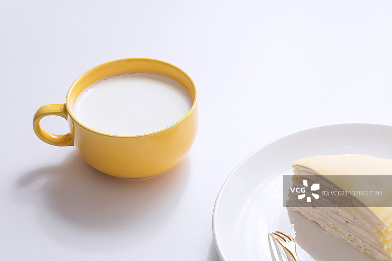 美味早餐,牛奶和蛋糕图片素材