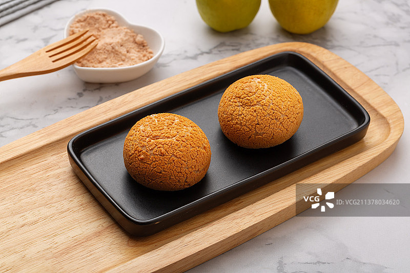 盘子里的爆浆冰面包图片素材