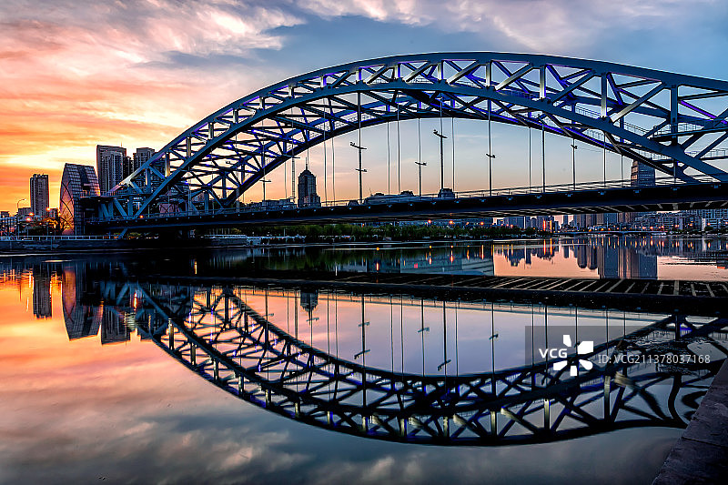 彩霞绚丽-天津国泰桥图片素材