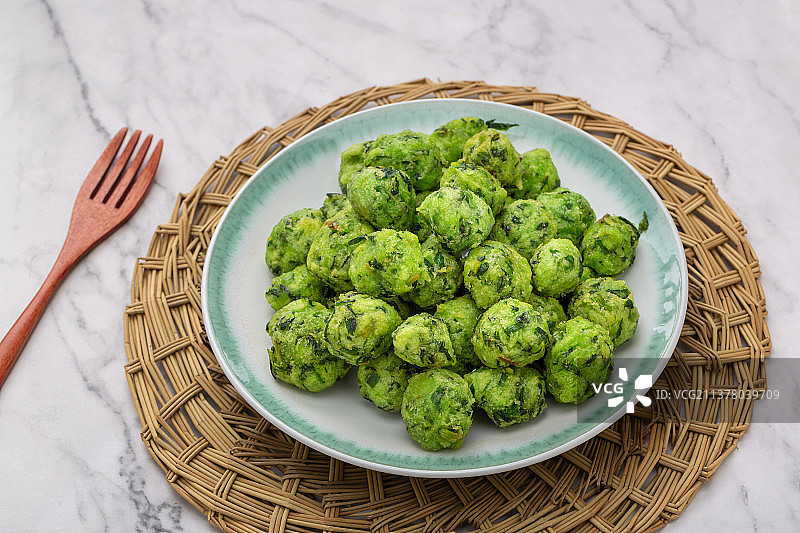 装满盘子的韭菜素丸子图片素材