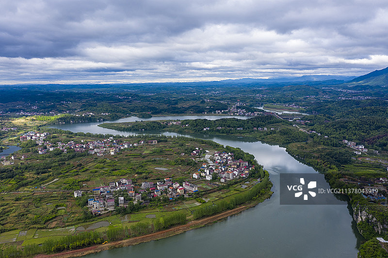 弯曲的河流图片素材