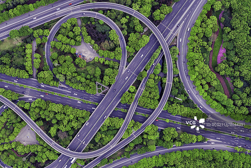 航拍城市建筑和高架快速路以及快速干道图片素材