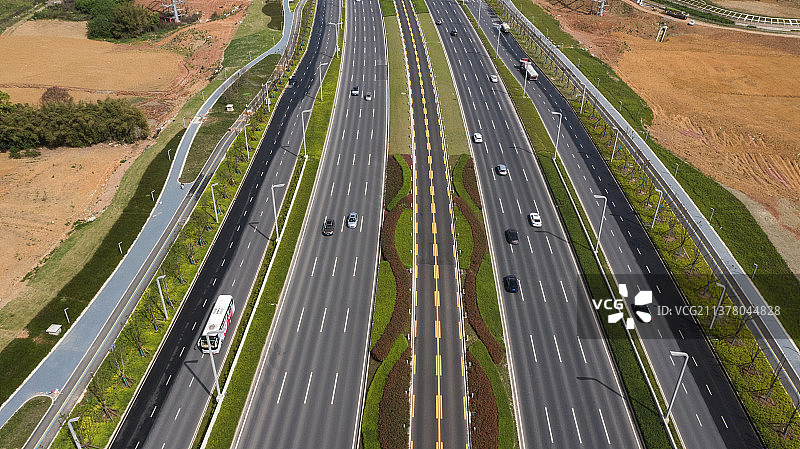 道路车辆的高角度视图图片素材