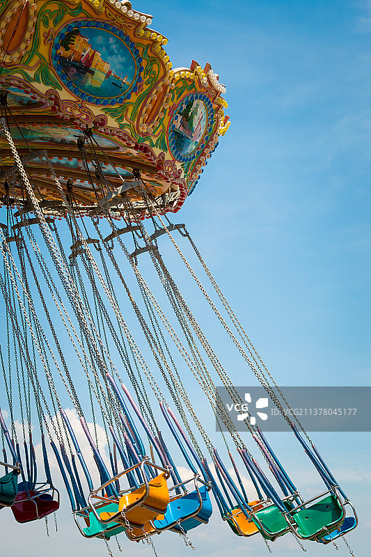 蓝天下的摩天轮图片素材