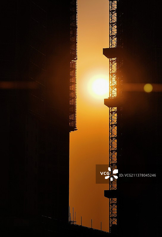 夕阳西下的天空衬托出建筑物的轮廓图片素材