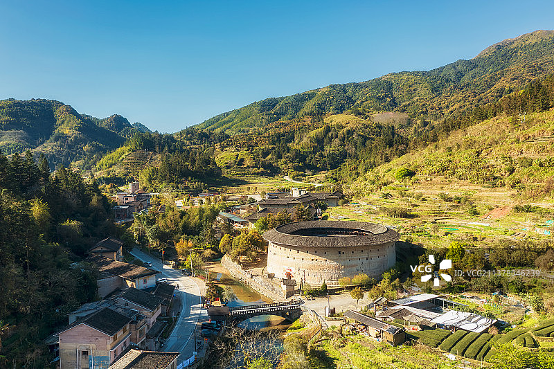 福建省漳州市南靖县书洋镇“东歪西斜”700年——裕昌楼及下版村春季户外航拍图片素材