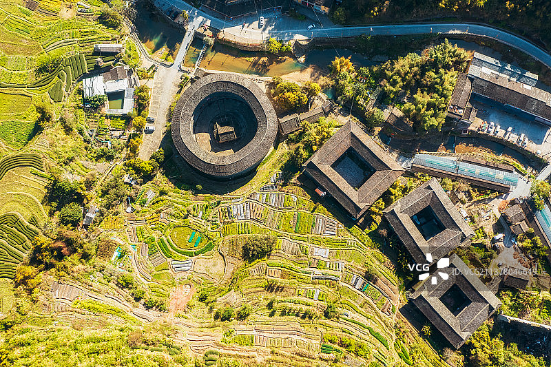 福建省漳州市南靖县书洋镇“东歪西斜”700年——裕昌楼及下版村春季户外航拍正上方视角图片素材