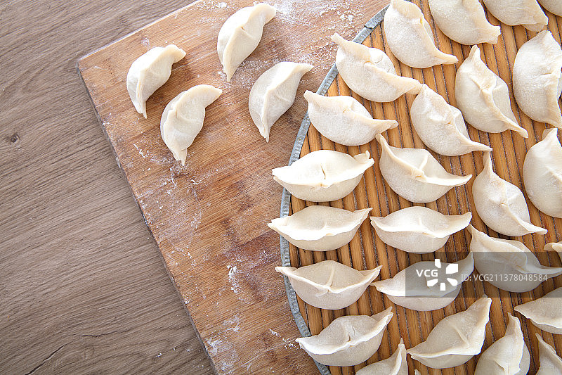 刚刚做好放在托盘上等着下锅的饺子图片素材