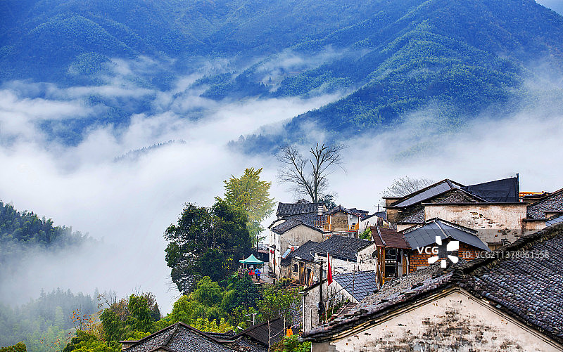 云端上的村庄一一木梨硔图片素材