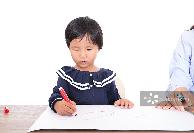 白背景前老师或孩子的妈妈在教孩子学习绘画图片素材
