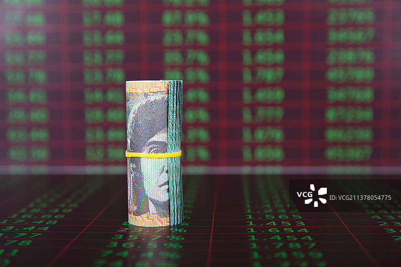 经济数字背景上一卷澳元钞票图片素材