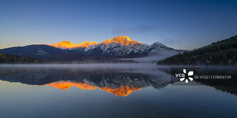 日照金顶，晨雾缭绕图片素材