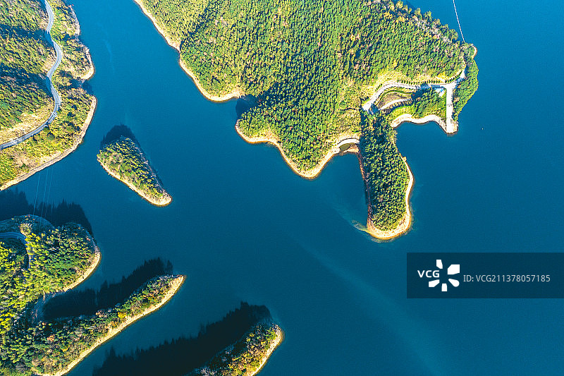 航拍安徽新安江的高山湖泊图片素材