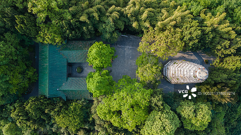 俯瞰东山园林白塔与禅院图片素材